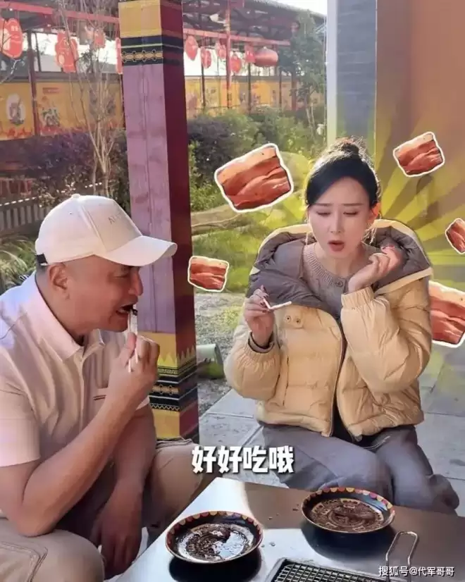 47岁胡静近况曝光！回云南娘家吃杀猪宴接地气，与富豪老公恩爱17年