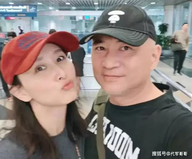47岁胡静近况曝光！回云南娘家吃杀猪宴接地气，与富豪老公恩爱17年