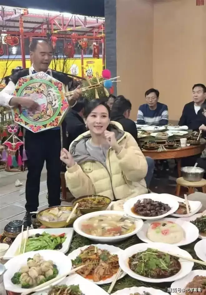 47岁胡静近况曝光！回云南娘家吃杀猪宴接地气，与富豪老公恩爱17年