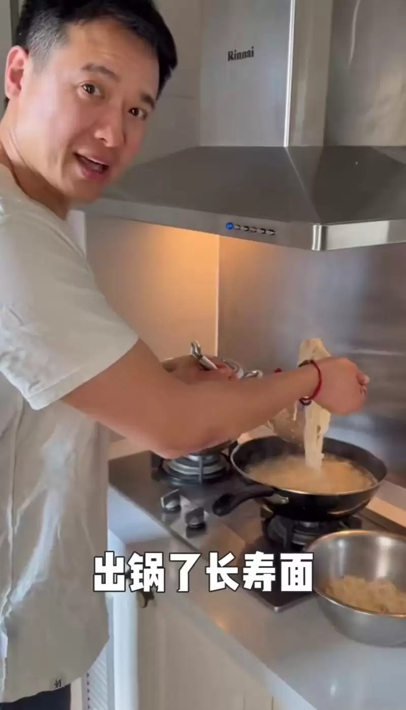 高云翔现状曝光 独自为父庆生 天津小窝煮长寿面