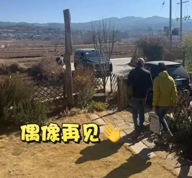 刘青云夫妇洛阳度假，58岁郭蔼明穿破洞裤....