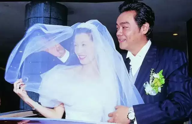 刘青云夫妇洛阳度假，58岁郭蔼明穿破洞裤....