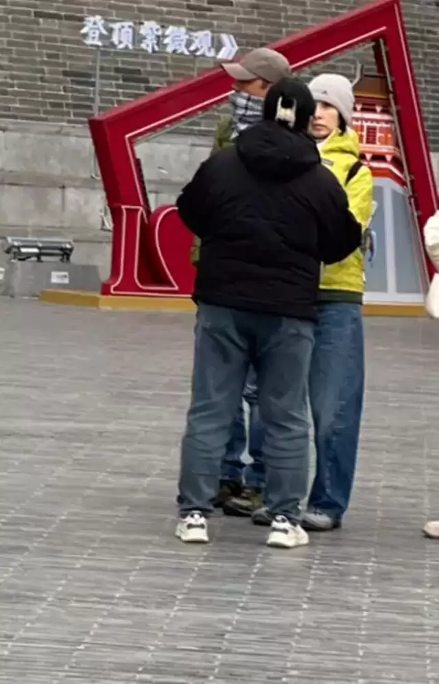 刘青云夫妇洛阳度假，58岁郭蔼明穿破洞裤....