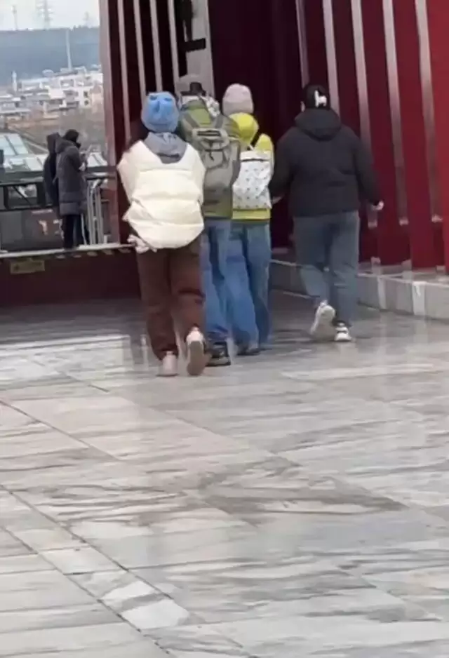 刘青云夫妇洛阳度假，58岁郭蔼明穿破洞裤....