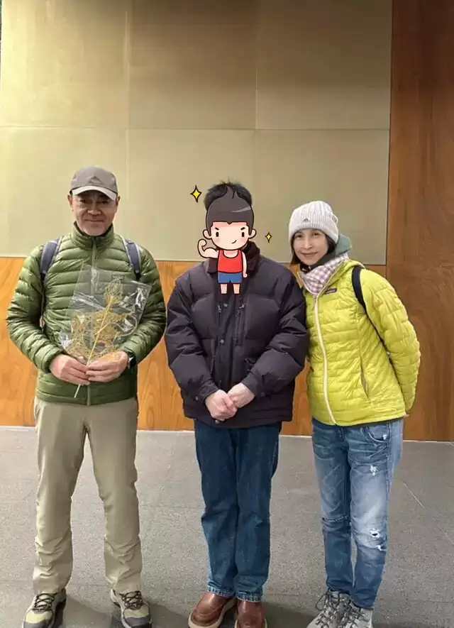 刘青云夫妇洛阳度假，58岁郭蔼明穿破洞裤....