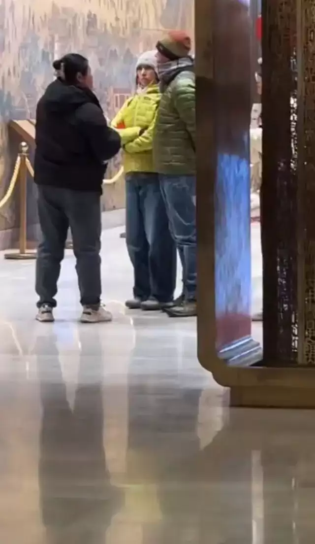 刘青云夫妇洛阳度假，58岁郭蔼明穿破洞裤....