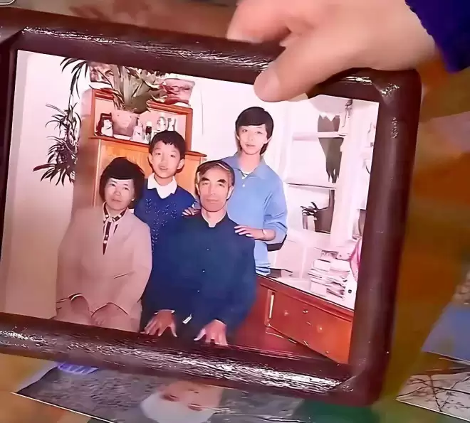 黄勃:接连将父母送养老院,父亲离世后,他与妻子有个泪奔的约定