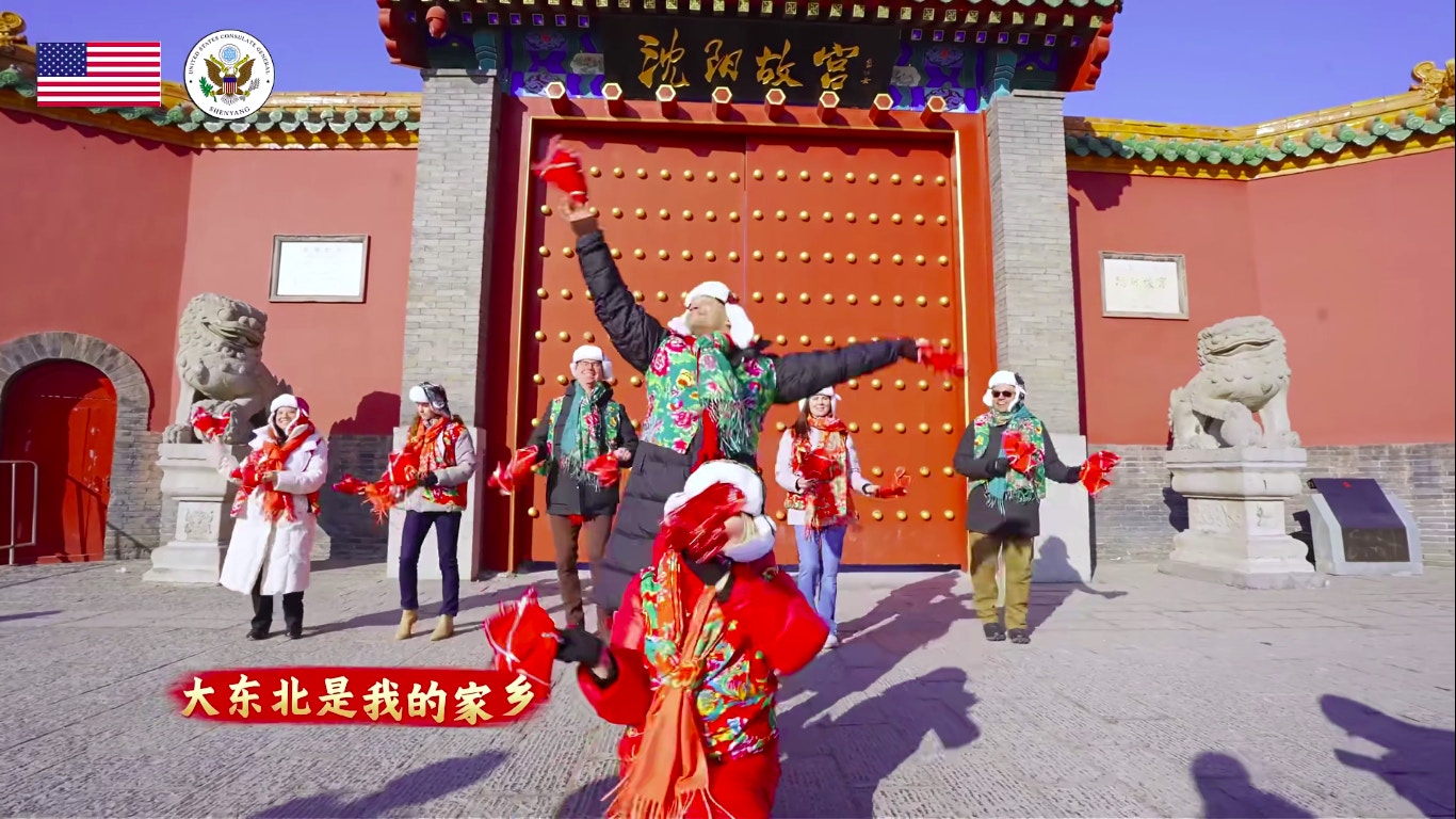 美驻华外交官穿大花袄 齐唱《大东北我的家乡》拜年