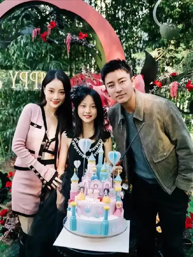 甜馨晒出与贾乃亮,李小璐的旧照:我好爱你们呀