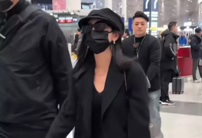 陈妍希送儿子回前夫家过年，机场依依不舍