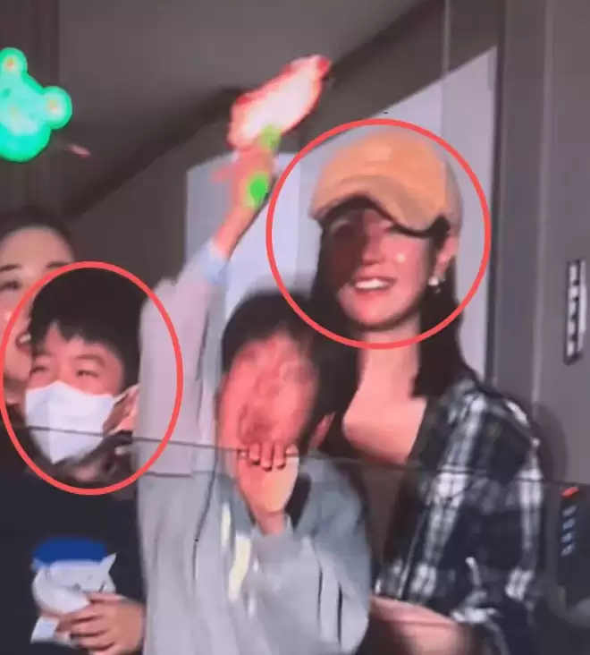 陈妍希送儿子回前夫家过年，机场依依不舍