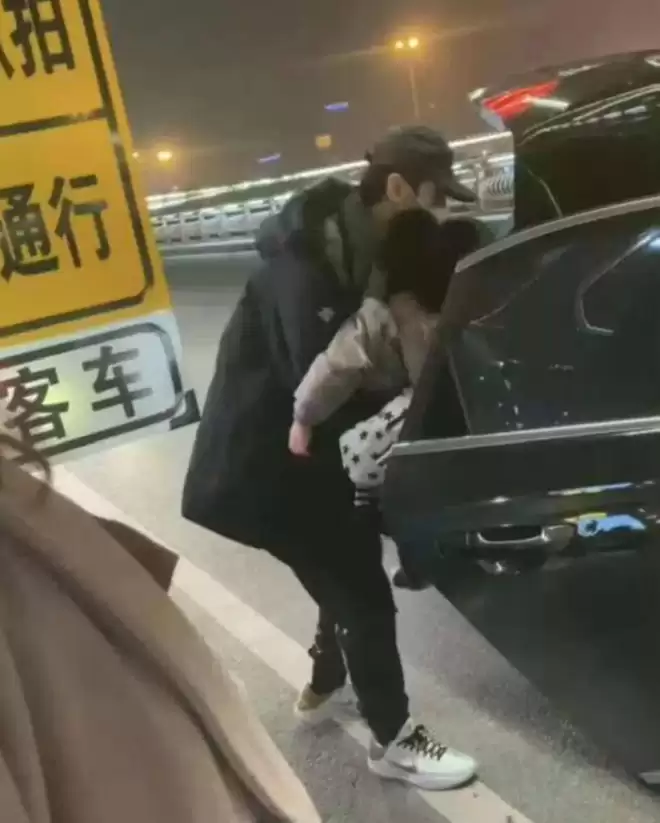 陈妍希送儿子回前夫家过年，机场依依不舍