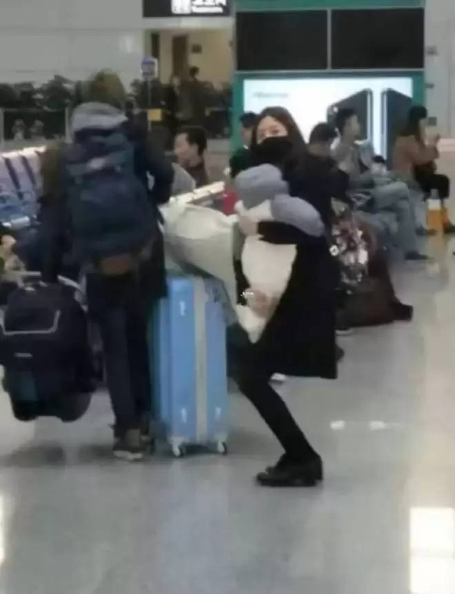 陈妍希送儿子回前夫家过年，机场依依不舍