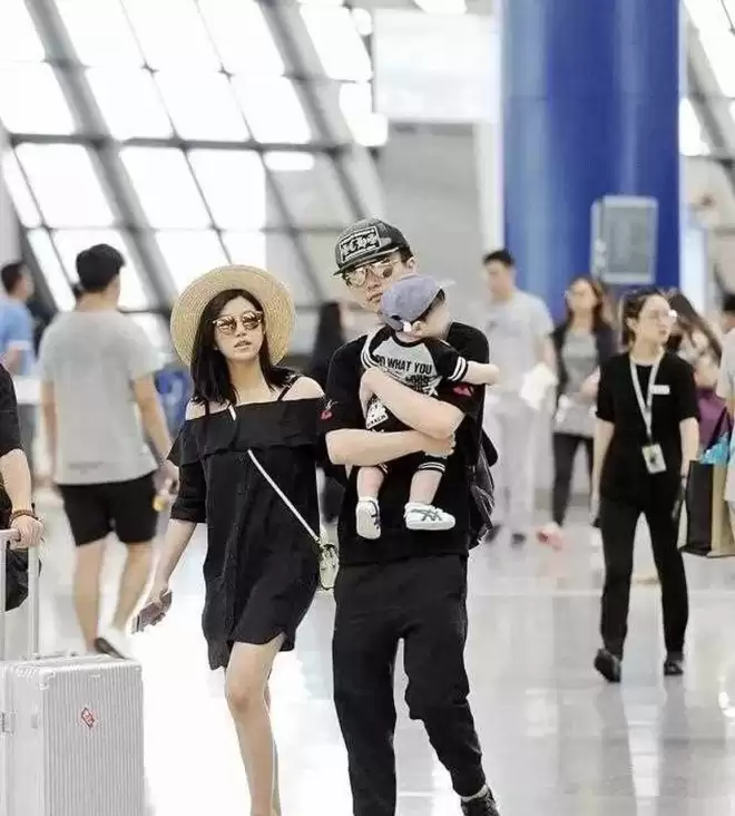 陈妍希送儿子回前夫家过年，机场依依不舍