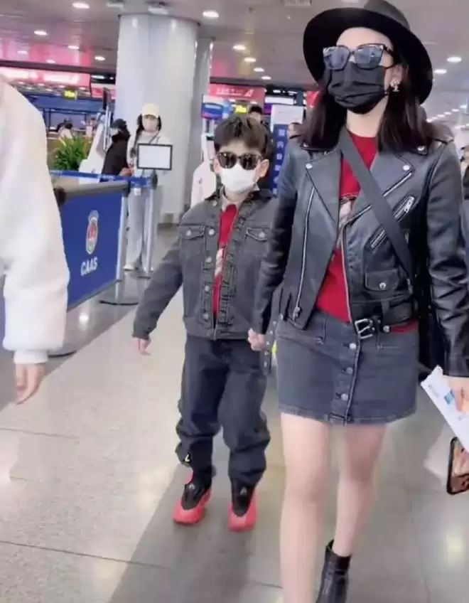 陈妍希送儿子回前夫家过年，机场依依不舍