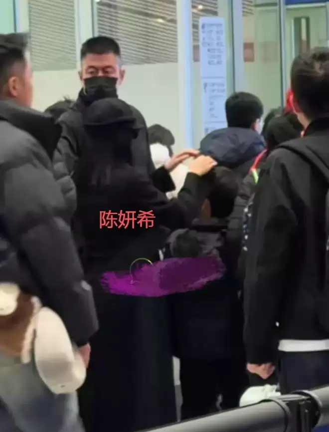 陈妍希送儿子回前夫家过年，机场依依不舍