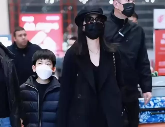 陈妍希送儿子回前夫家过年，机场依依不舍
