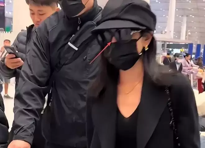 陈妍希送儿子回前夫家过年，机场依依不舍