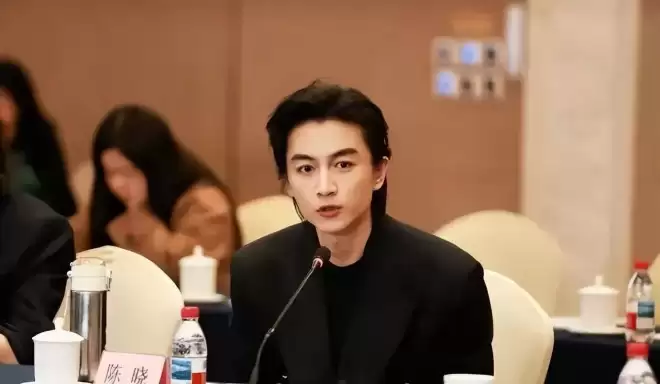 陈妍希送儿子回前夫家过年，机场依依不舍