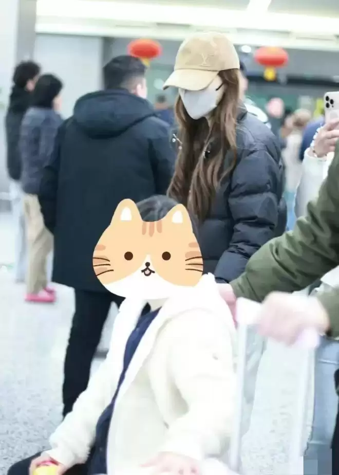 陈妍希送儿子回前夫家过年，机场依依不舍