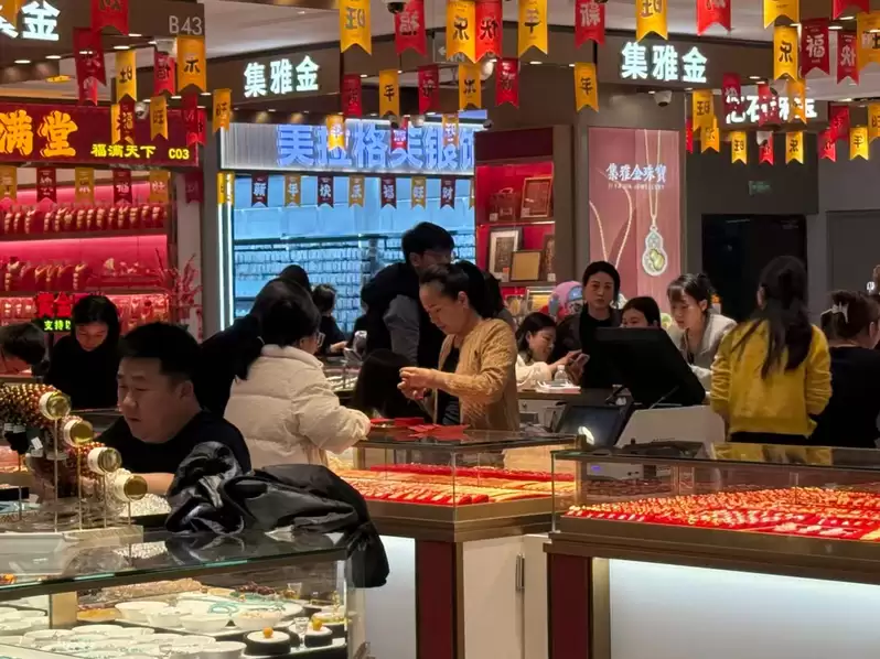 中国人抢买黄金 深圳水贝市场客流大增30%