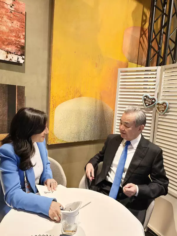 王毅会见加拿大外长阿南德  加方感谢给予加公民免签待遇