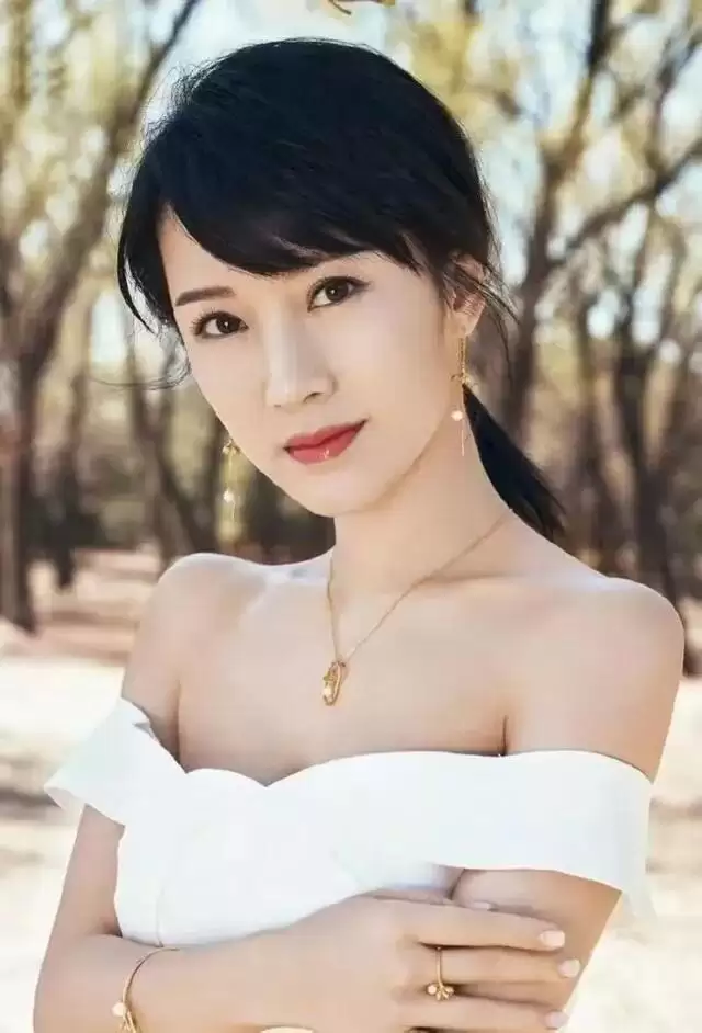 李念罕见露面:巅峰期闪婚富豪险遭封杀,却为何比其他阔太都幸福