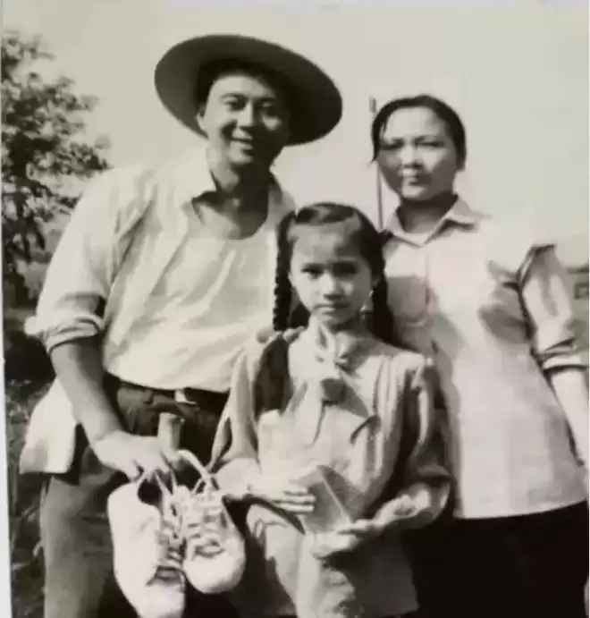 李念罕见露面:巅峰期闪婚富豪险遭封杀,却为何比其他阔太都幸福
