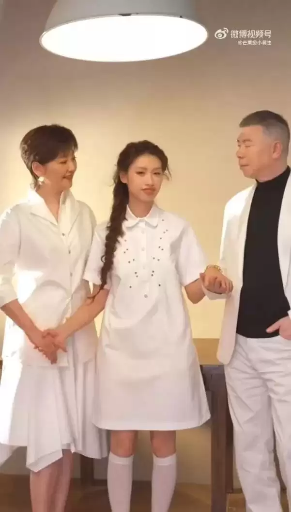 冯小刚一家三口首次合体登杂志,徐朵穿白裙温婉动人,越长越像徐帆