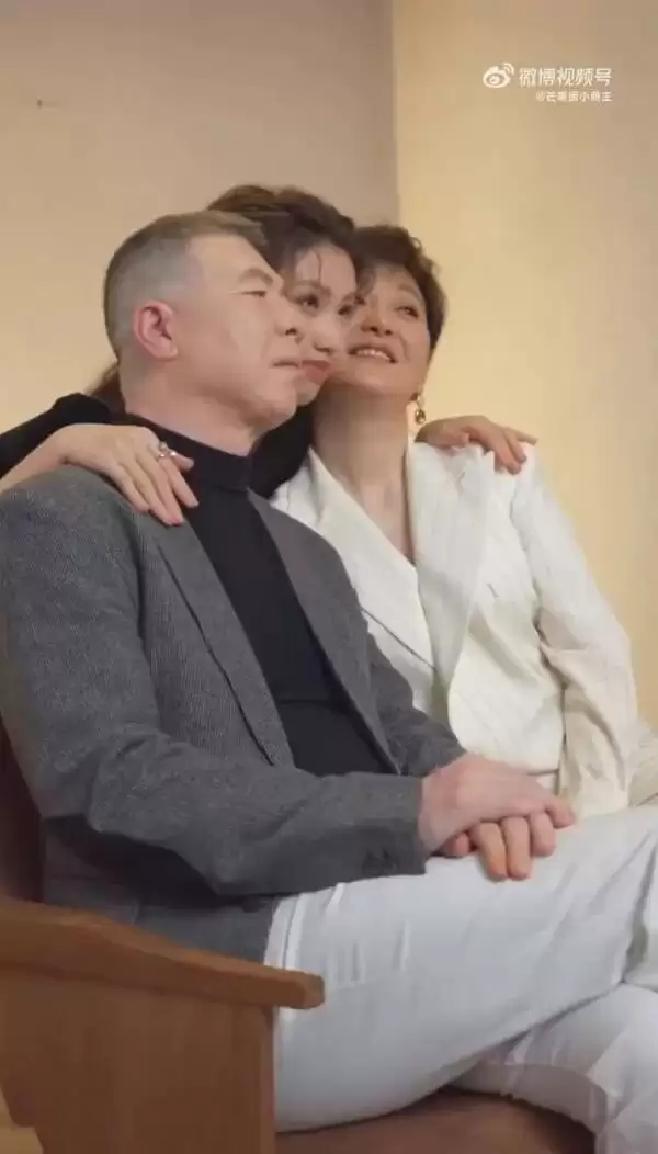 冯小刚一家三口首次合体登杂志,徐朵穿白裙温婉动人,越长越像徐帆