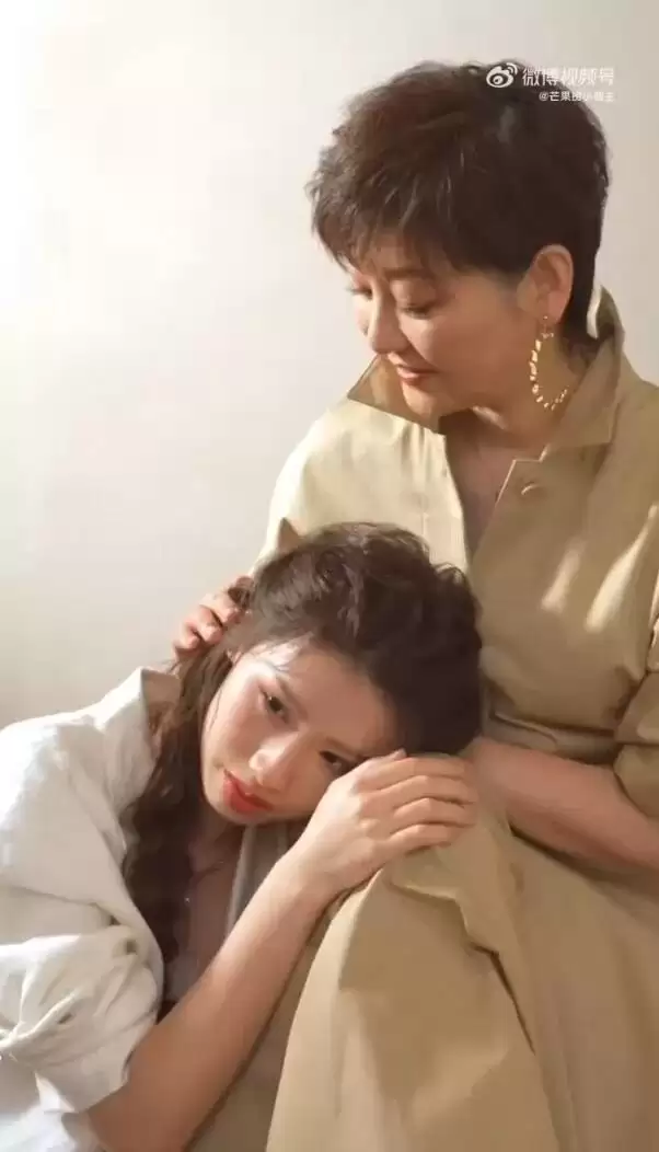 冯小刚一家三口首次合体登杂志,徐朵穿白裙温婉动人,越长越像徐帆