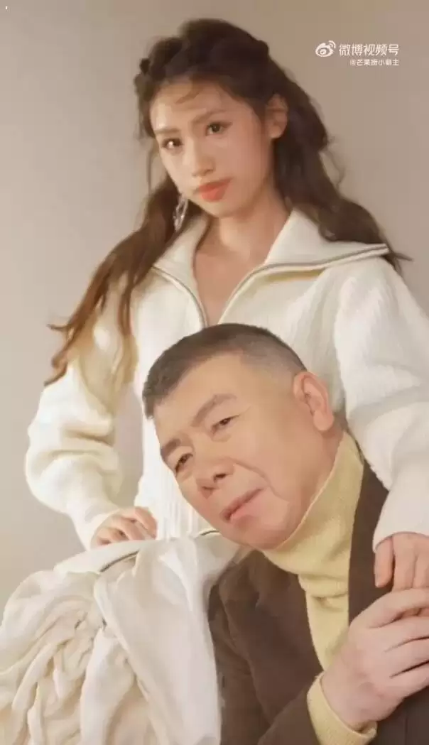 冯小刚一家三口首次合体登杂志,徐朵穿白裙温婉动人,越长越像徐帆