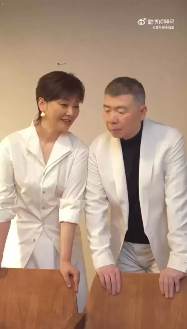 冯小刚一家三口首次合体登杂志,徐朵穿白裙温婉动人,越长越像徐帆