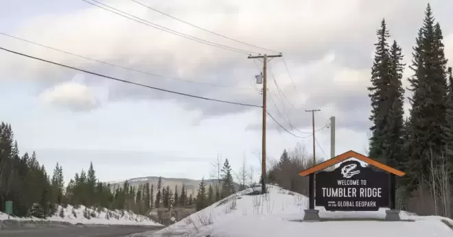 骑警对Tumbler Ridge中学枪击案的调查已结束，但学生仍无法返校