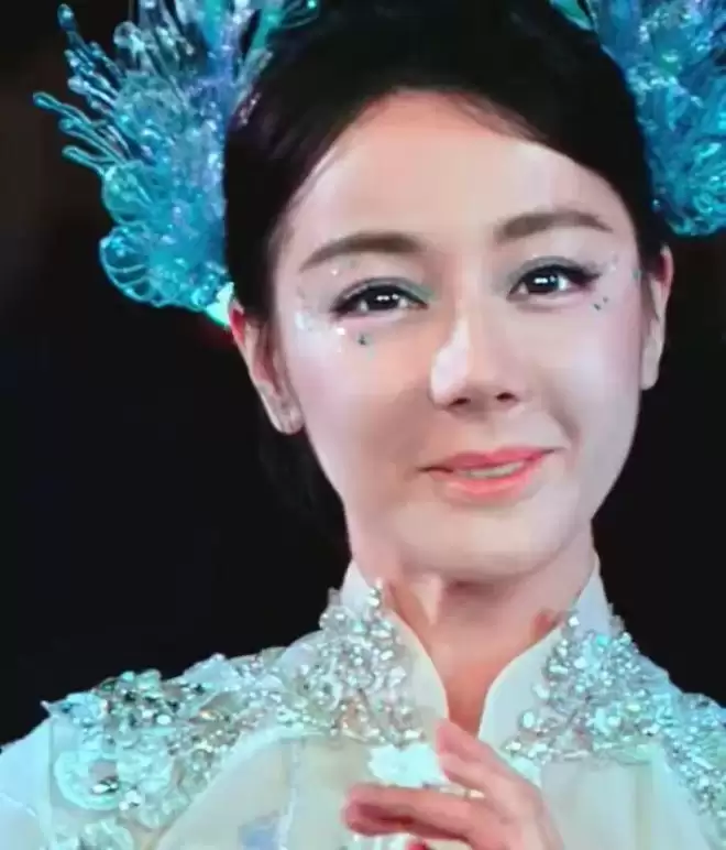 众星春晚镜头太真实！王菲撞脸潘虹，热巴圆润发福