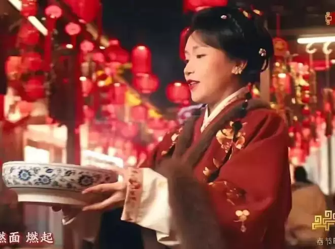众星春晚镜头太真实！王菲撞脸潘虹，热巴圆润发福