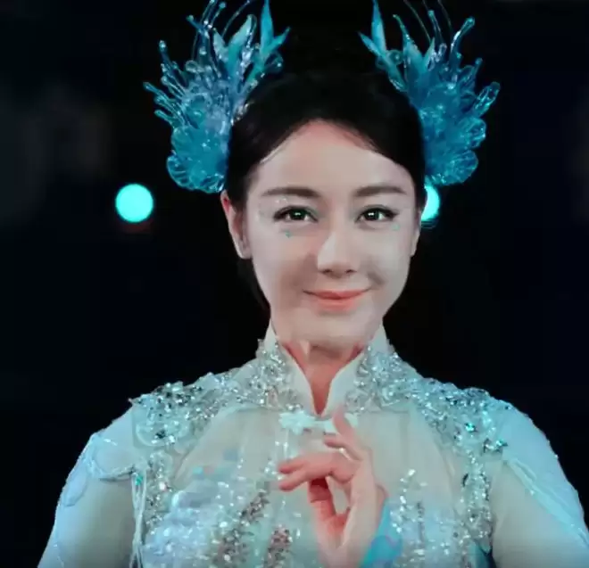 众星春晚镜头太真实！王菲撞脸潘虹，热巴圆润发福