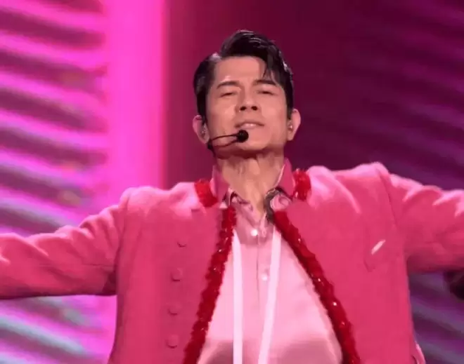 众星春晚镜头太真实！王菲撞脸潘虹，热巴圆润发福