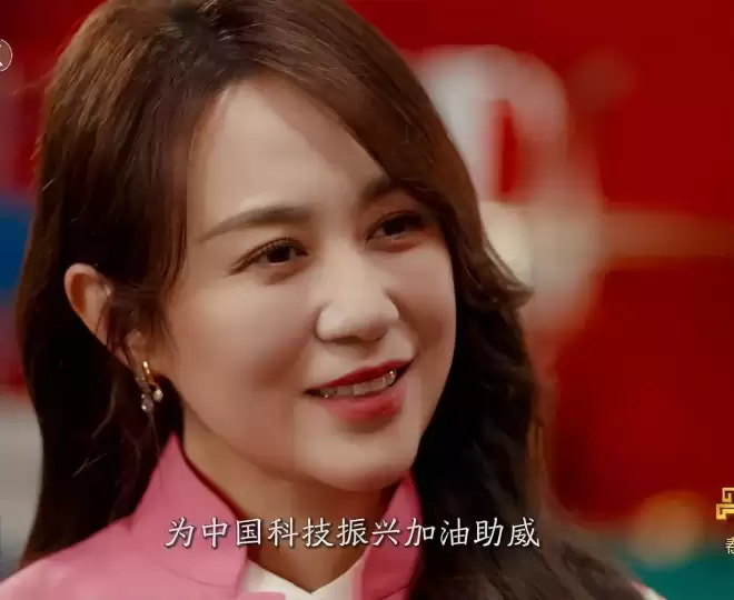 众星春晚镜头太真实！王菲撞脸潘虹，热巴圆润发福