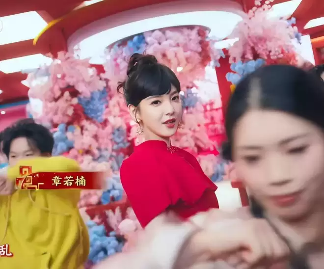 众星春晚镜头太真实！王菲撞脸潘虹，热巴圆润发福