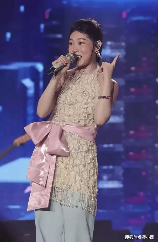 小沈阳女儿不漂亮却会穿，20岁气场直追爸爸