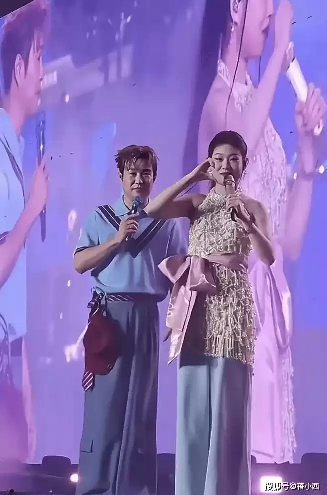 小沈阳女儿不漂亮却会穿，20岁气场直追爸爸