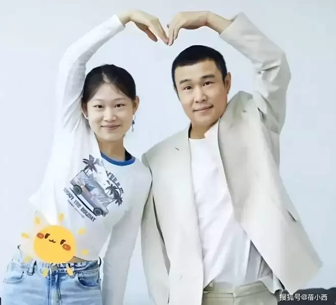 小沈阳女儿不漂亮却会穿，20岁气场直追爸爸