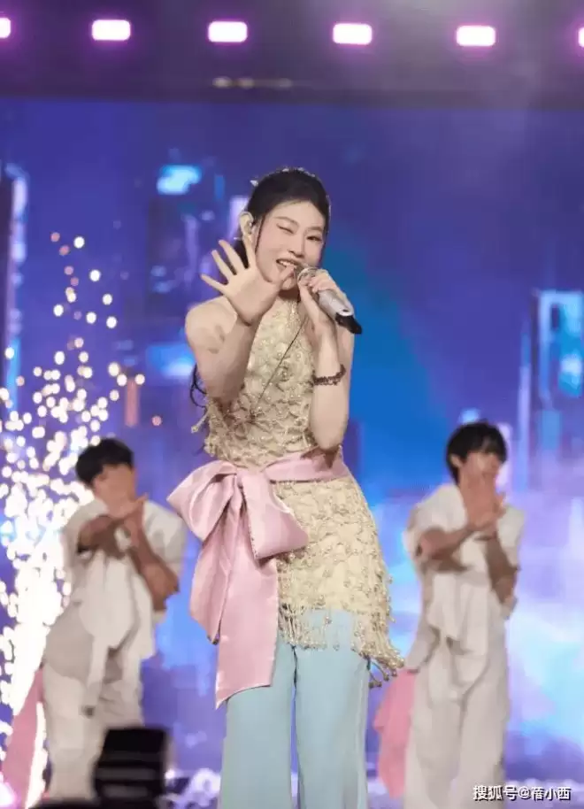 小沈阳女儿不漂亮却会穿，20岁气场直追爸爸