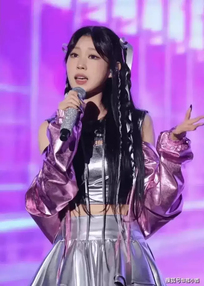 小沈阳女儿不漂亮却会穿，20岁气场直追爸爸