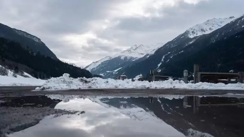 瑞士阿尔卑斯山大雪崩酿火车出轨  80名乘客死伤不明