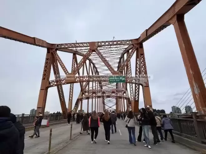 实拍｜大温89年老桥落幕，市民纷涌打卡告别