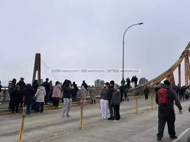 实拍｜大温89年老桥落幕，市民纷涌打卡告别