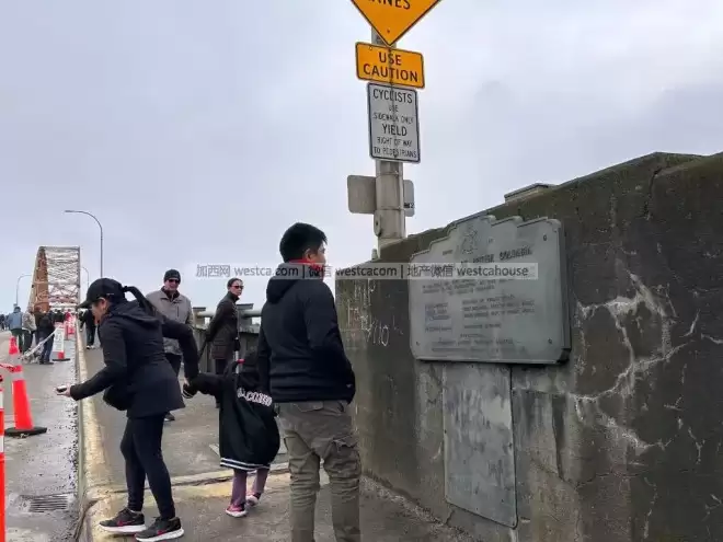 实拍｜大温89年老桥落幕，市民纷涌打卡告别