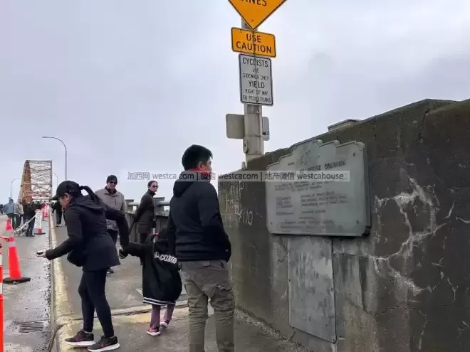实拍｜大温89年老桥落幕，市民纷涌打卡告别